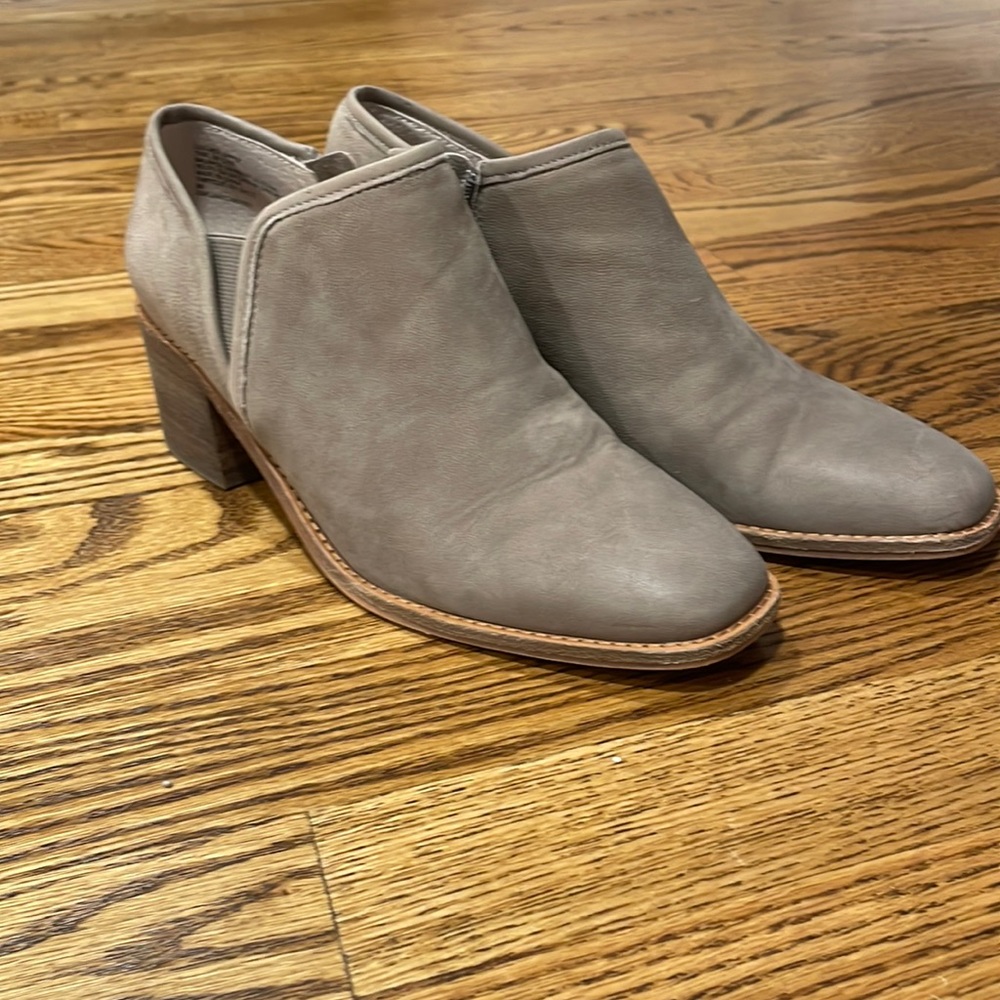 Caslon Faye Taupe Nubuck low booties size 8